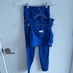 Le Ore Matching Blue Activewear Set Leggings and Crop Top